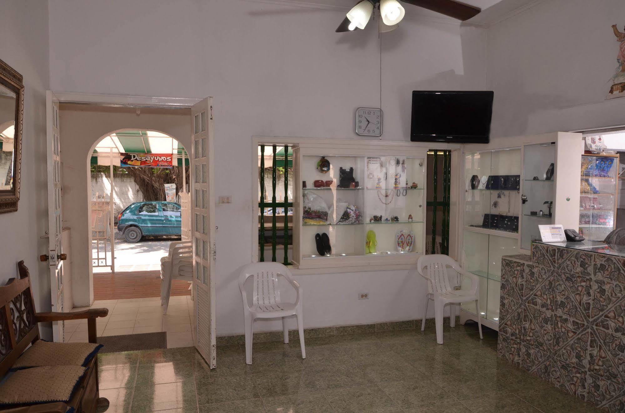 Hotel Vargas Airport Cartagena Екстер'єр фото
