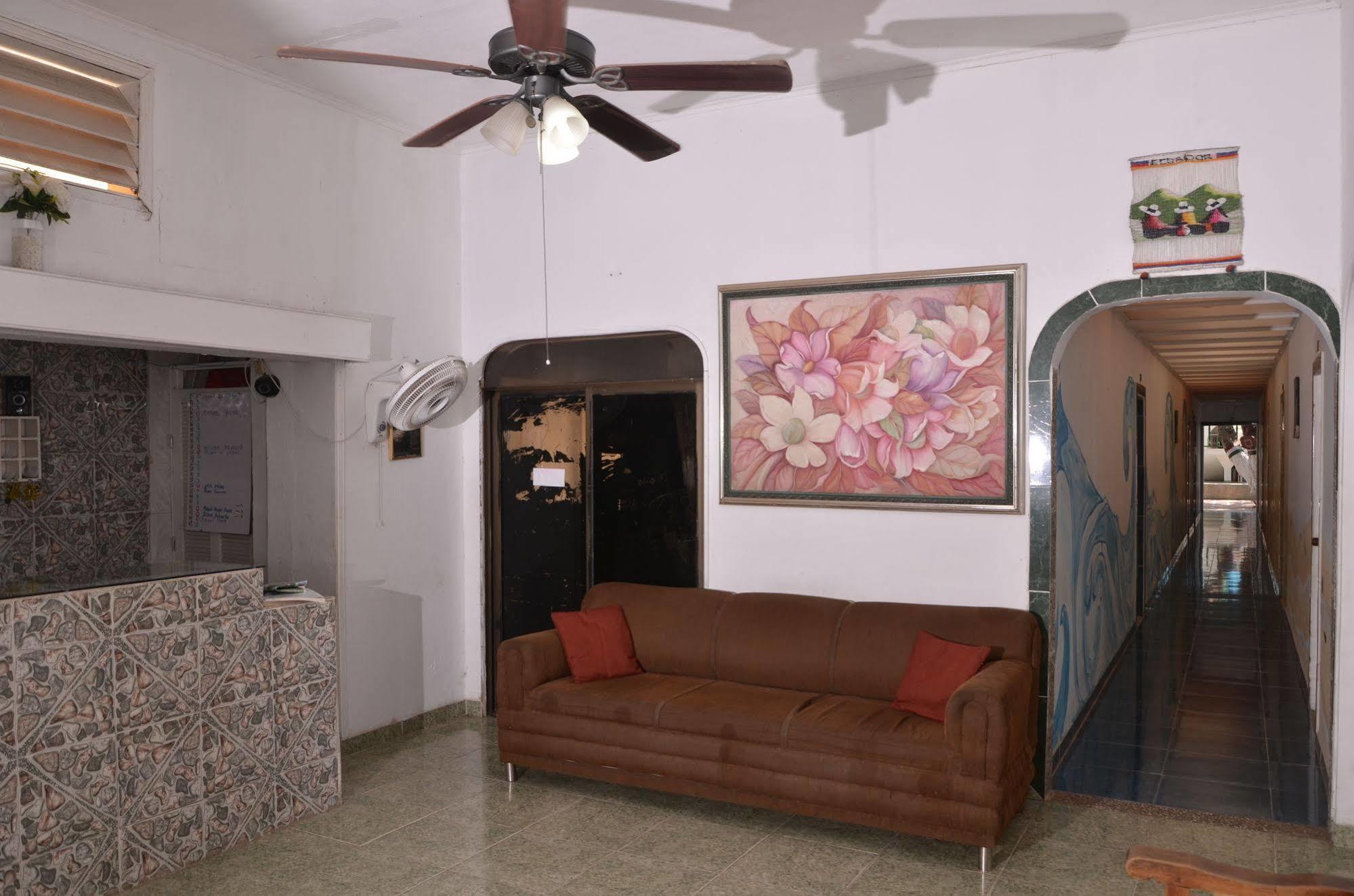 Hotel Vargas Airport Cartagena Екстер'єр фото