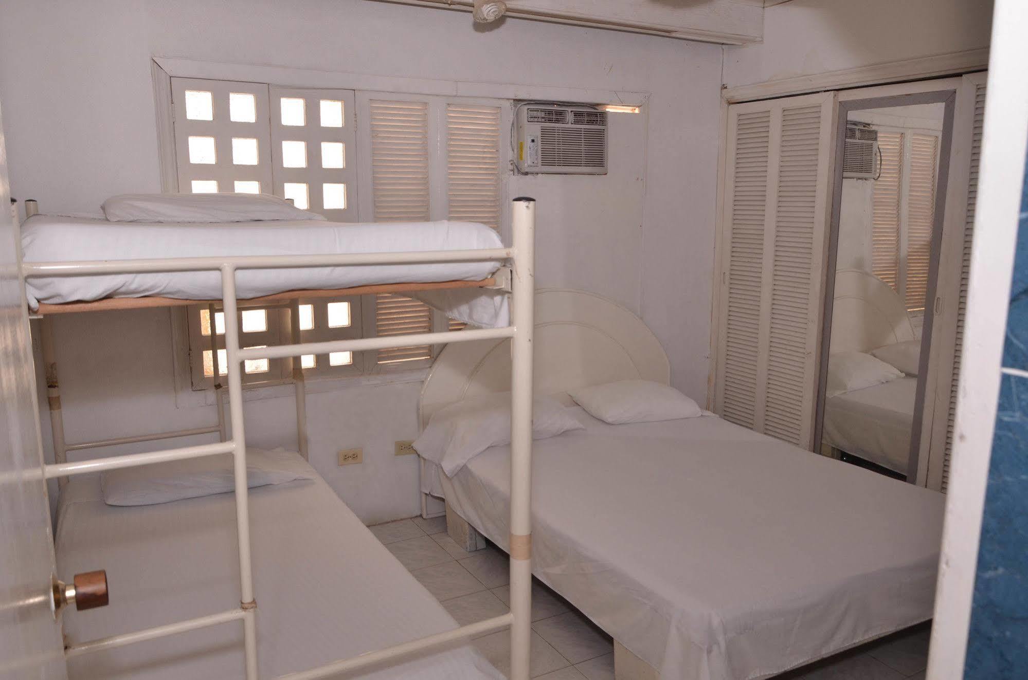 Hotel Vargas Airport Cartagena Екстер'єр фото