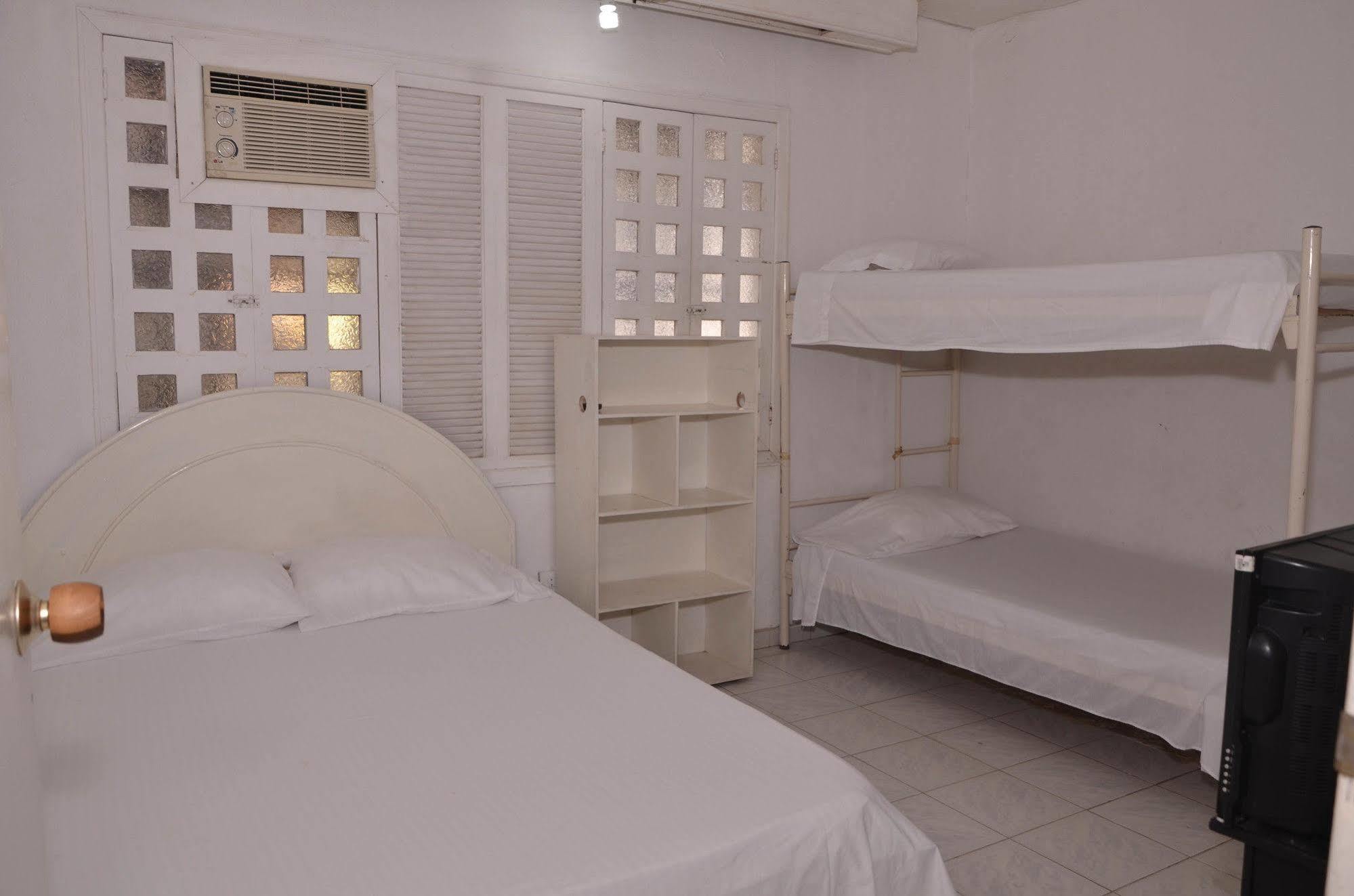 Hotel Vargas Airport Cartagena Екстер'єр фото