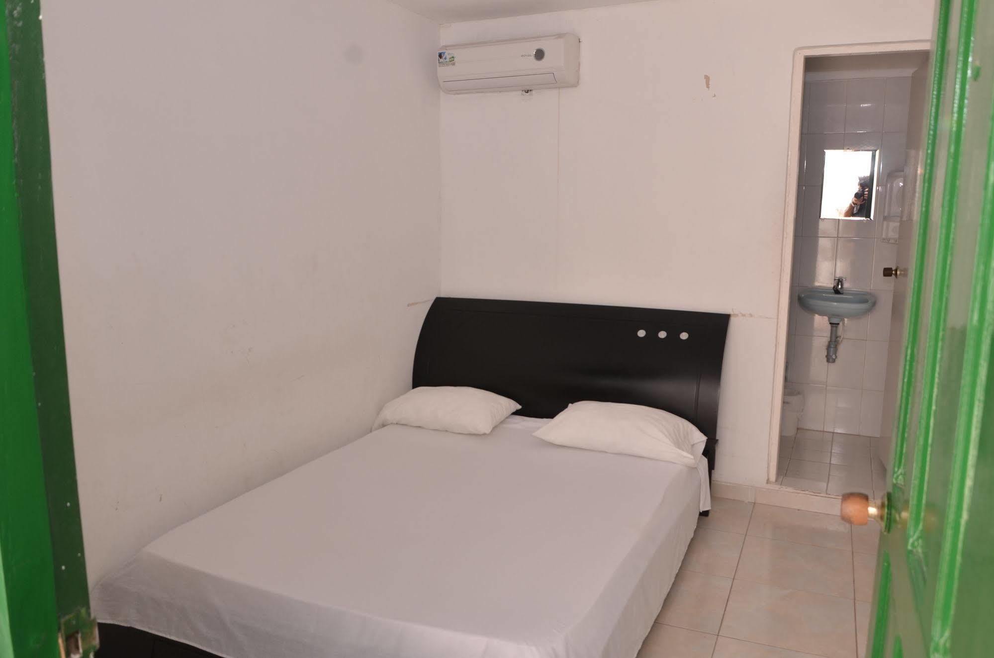 Hotel Vargas Airport Cartagena Екстер'єр фото