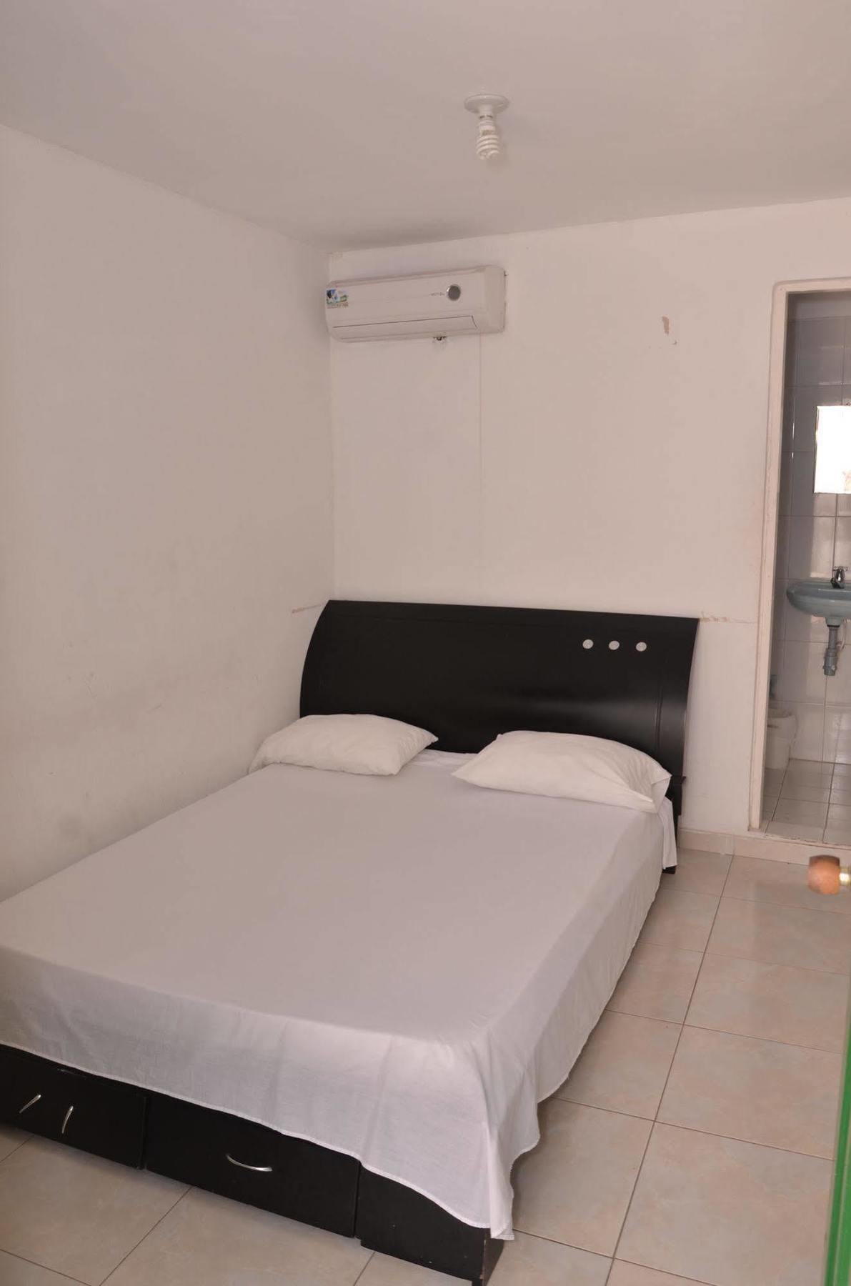 Hotel Vargas Airport Cartagena Екстер'єр фото